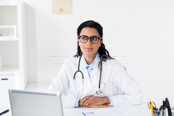 Foto stock: Médico · laptop · clipboard · hospital · saúde · pessoas