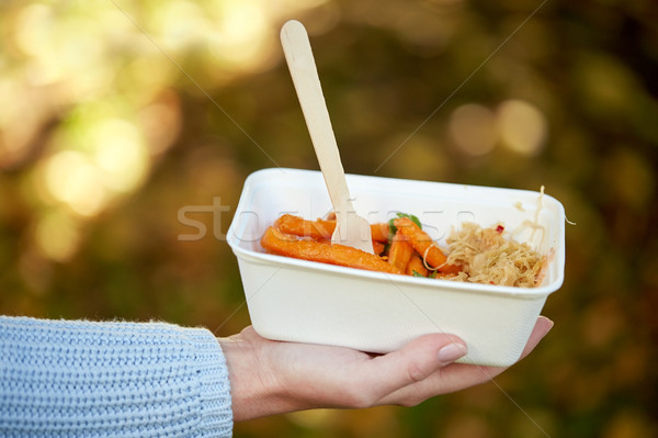 Közelkép kéz tart tányér édesburgonya gyorsételek Stock fotó © dolgachov