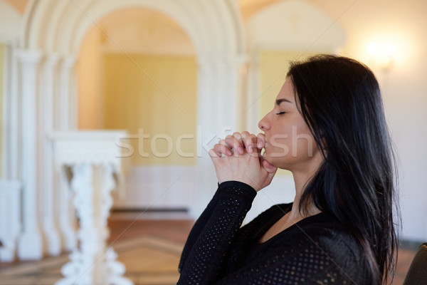 Foto stock: Infeliz · mulher · oração · deus · funeral · igreja