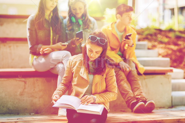 Middelbare school student meisje lezing boek buitenshuis Stockfoto © dolgachov