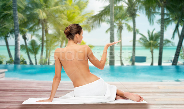 Mooie vrouw handdoek top strand schoonheid Stockfoto © dolgachov