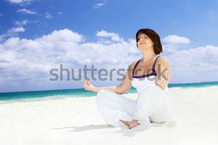 Mooie vrouw handdoek top strand schoonheid Stockfoto © dolgachov