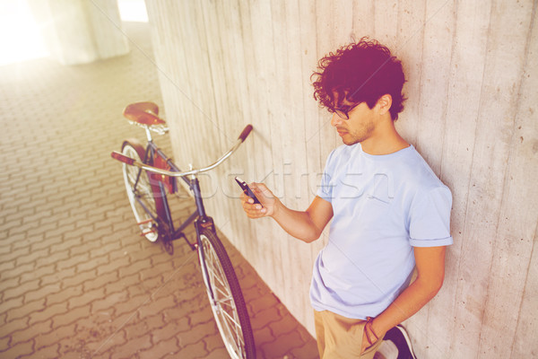 Homme smartphone fixé engins vélo rue [[stock_photo]] © dolgachov