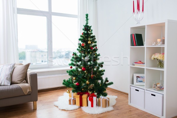 Kunstmatig kerstboom presenteert home vakantie interieur Stockfoto © dolgachov