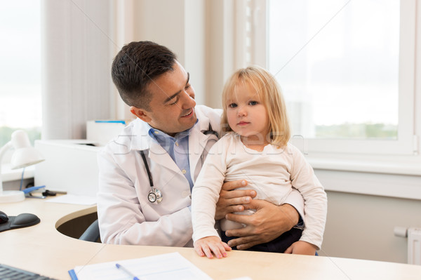 Medic pediatru fată pacient clinică medicină Imagine de stoc © dolgachov