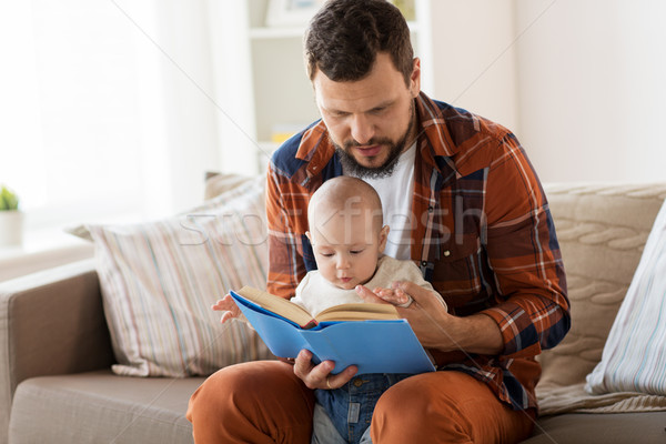 Foto stock: Feliz · pai · pequeno · bebê · menino · livro