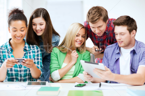 Foto stock: Estudantes · olhando · smartphones · educação · tecnologia
