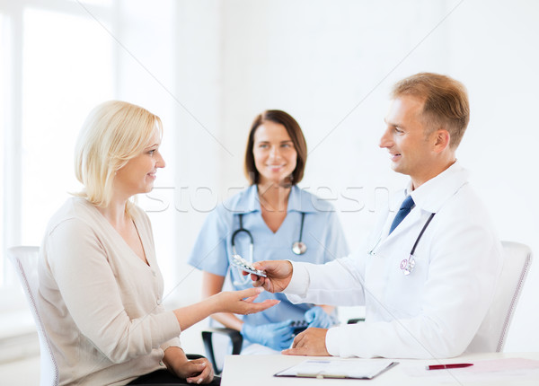 Foto stock: Médico · paciente · hospital · salud · médicos · mujer