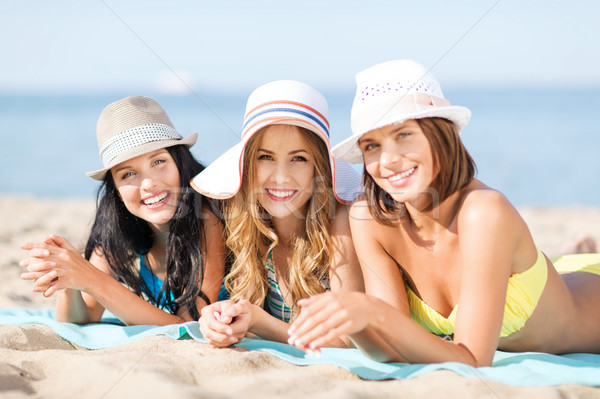 女孩 日光浴 海灘 夏天 假期 假期 商業照片 © dolgachov