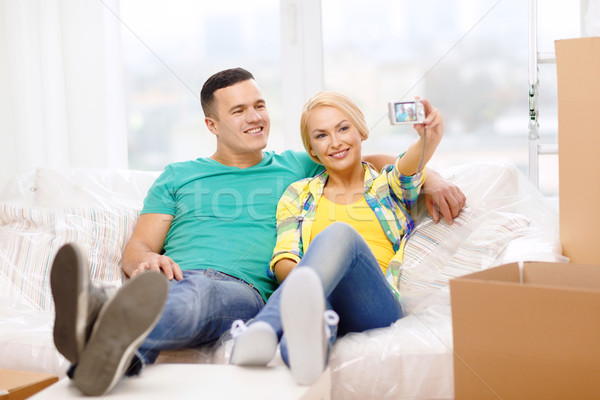 Sonriendo Pareja relajante sofá nuevo hogar movimiento Foto stock © dolgachov