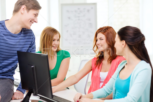 Groep glimlachend studenten discussie onderwijs technologie Stockfoto © dolgachov