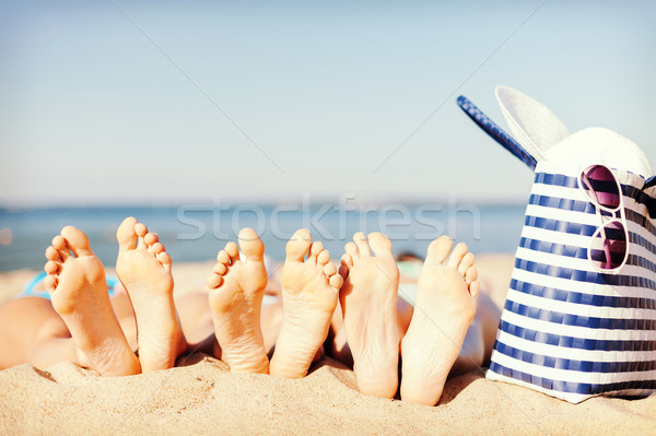 Сток-фото: три · женщины · пляж · лет · соломенной · шляпе