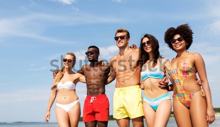 Foto stock: Grupo · sorridente · mulheres · jovens · potável · praia · férias · de · verão