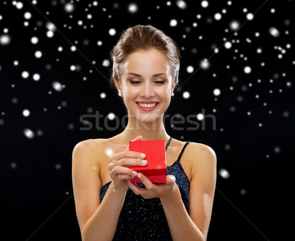 Lächelnde Frau halten rot Geschenkbox Feiertage präsentiert Stock foto © dolgachov