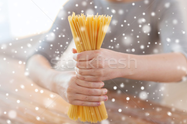 Kadın eller spagetti makarna Stok fotoğraf © dolgachov