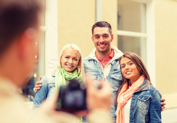 Groep glimlachend vrienden foto buitenshuis Stockfoto © dolgachov