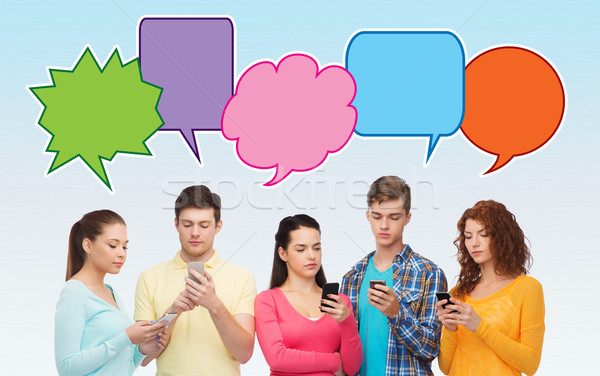 Groep ernstig tieners smartphones vriendschap communicatie Stockfoto © dolgachov
