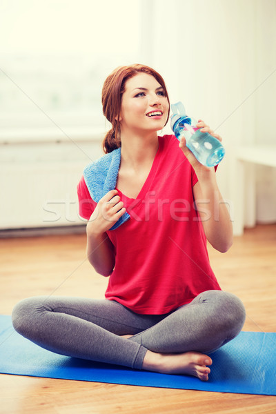 Sonriendo nina botella agua fitness Foto stock © dolgachov