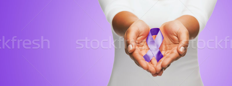 關閉 手 紫色 意識 色帶 商業照片 © dolgachov