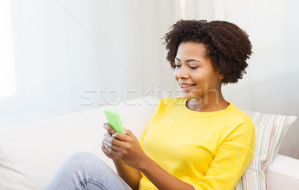 [[stock_photo]]: Heureux · africaine · femme · smartphone · maison · personnes