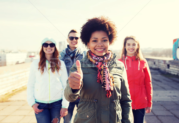 Stockfoto: Gelukkig · vrienden · tonen · straat