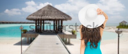 Fiatal nő elvesz okostelefon utazás nyár technológia Stock fotó © dolgachov