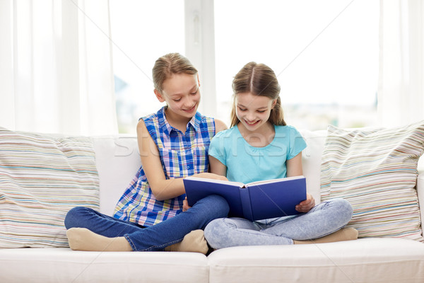 Doua fericit fete lectură carte acasă Imagine de stoc © dolgachov