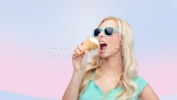 Foto stock: Feliz · mulher · jovem · óculos · de · sol · alimentação · sorvete · verão