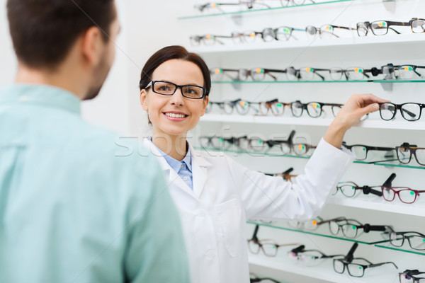 [[stock_photo]]: Opticien · verres · homme · optique · magasin