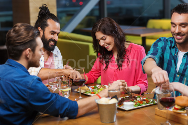 Amigos comer degustación alimentos restaurante ocio Foto stock © dolgachov