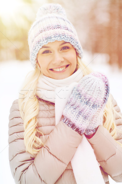 Foto stock: Sorridente · mulher · jovem · inverno · floresta · temporada · natal