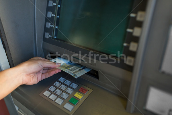 Mão dinheiro caixa eletrônico máquina financiar Foto stock © dolgachov