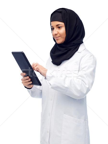 Muszlim női orvos hidzsáb táblagép gyógyszer Stock fotó © dolgachov