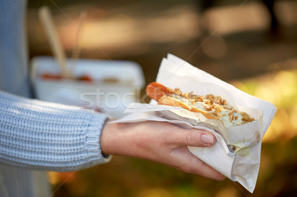 Közelkép kéz hot dog gyorsételek emberek egészségtelen étkezés Stock fotó © dolgachov