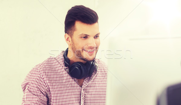 Creativa hombre auriculares ordenador negocios inicio Foto stock © dolgachov