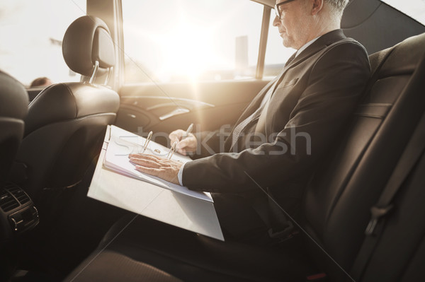 Senior om de afaceri lucrări conducere maşină transport Imagine de stoc © dolgachov