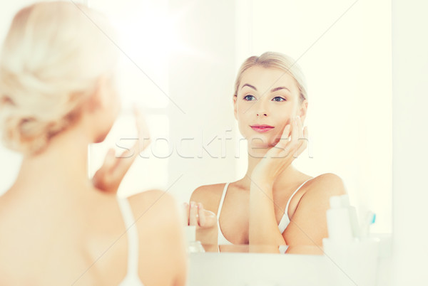 Feliz mulher creme cara banheiro Foto stock © dolgachov