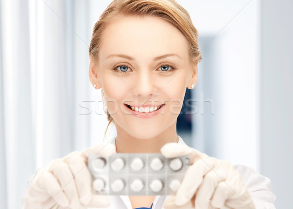 Atrakcyjna kobieta lekarza pigułki zdjęcie medycznych narkotyków Zdjęcia stock © dolgachov