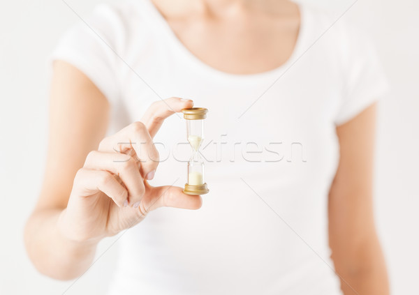 女子 砂漏 關閉 手 手 商業照片 © dolgachov