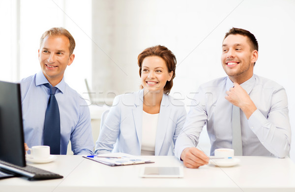 Foto stock: Equipo · de · negocios · algo · oficina · sonriendo · negocios