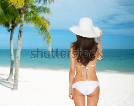 Mujer hermosa posando blanco bikini vacaciones verano Foto stock © dolgachov