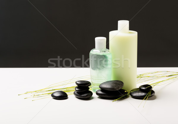 洗髮水 瓶 按摩 石頭 綠色 植物 商業照片 © dolgachov