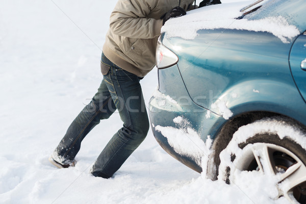 Primo piano uomo spingendo auto bloccato neve Foto d'archivio © dolgachov