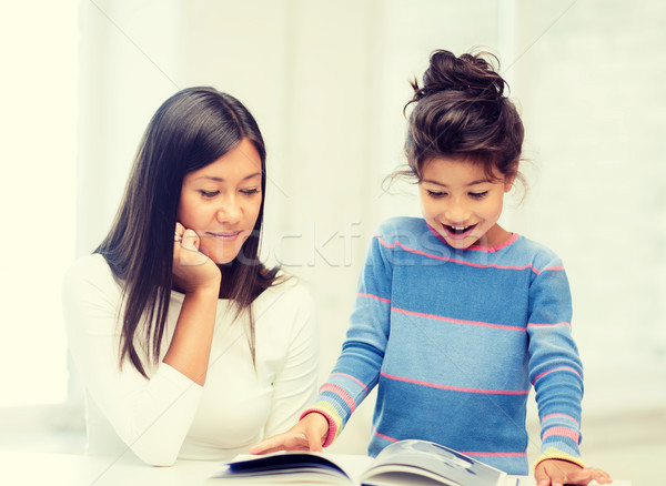 Moeder dochter boek familie kinderen onderwijs Stockfoto © dolgachov