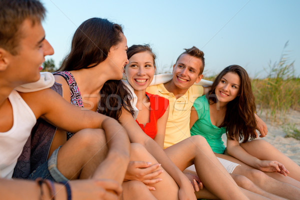 Glimlachend vrienden zonnebril zomer strand vriendschap Stockfoto © dolgachov