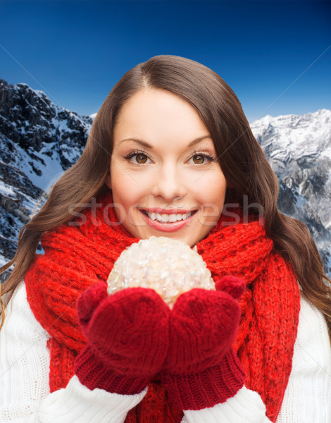 Donna sorridente inverno vestiti palla di neve felicità vacanze Foto d'archivio © dolgachov