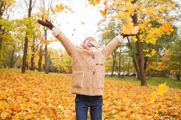 Sonriendo nina hojas de otoño parque infancia temporada Foto stock © dolgachov