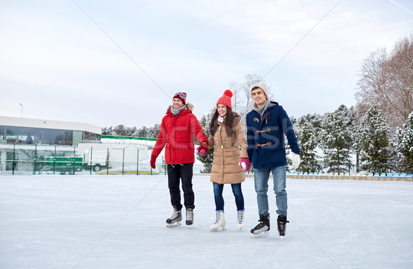 Feliz amigos patinaje sobre hielo aire libre personas Foto stock © dolgachov