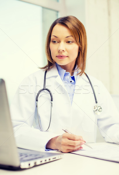 Ocupat medic laptop clipboard medicină asistenţă medicală Imagine de stoc © dolgachov