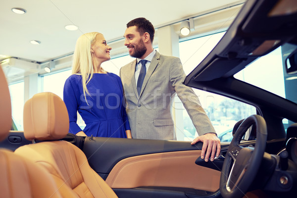 Fericit cuplu cumpărare maşină Auto arăta Imagine de stoc © dolgachov